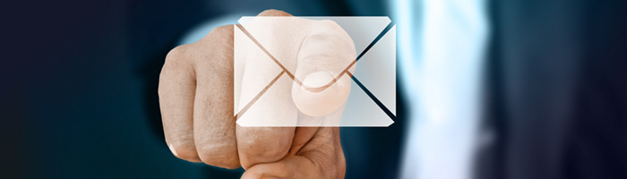 Finger tippt E-Mail an. Finger tippt E-Mail an.